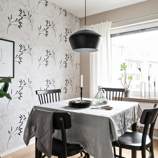 Inspiration för små minimalistiska matplatser, med grå väggar, mellanmörkt trägolv och brunt golv