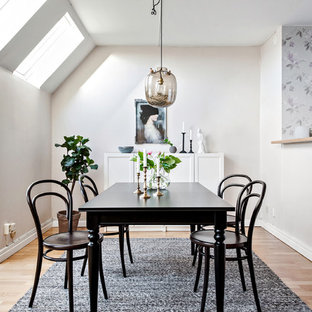 Inredning av en minimalistisk mellanstor matplats, med vita väggar, beiget golv och ljust trägolv