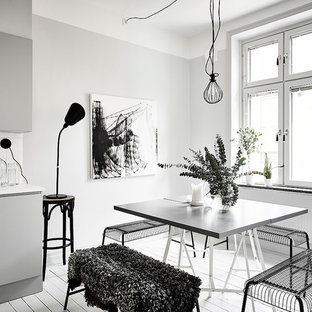 Exempel på ett mellanstort skandinaviskt kök med matplats, med vita väggar och målat trägolv