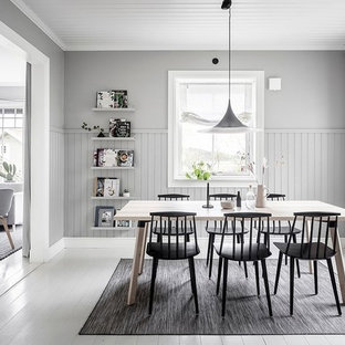 Inspiration för en minimalistisk separat matplats, med grå väggar, målat trägolv och vitt golv