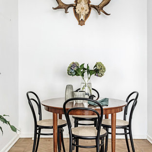 Idéer för en liten minimalistisk separat matplats, med vita väggar, mellanmörkt trägolv och beiget golv