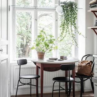 Bild på ett skandinaviskt kök med matplats, med vita väggar, mörkt trägolv och brunt golv