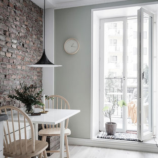 Inspiration för små nordiska kök med matplatser, med flerfärgade väggar, ljust trägolv och beiget golv