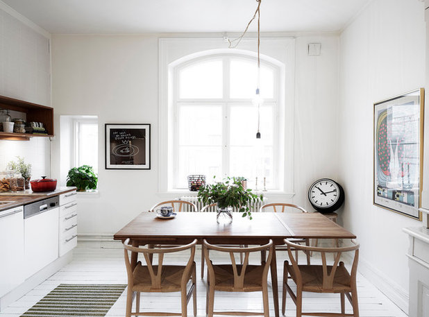 Scandinavian Dining Room by Entrance Fastighetsmäkleri