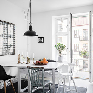 Idéer för att renovera ett mellanstort nordiskt kök med matplats, med vita väggar, ljust trägolv och beiget golv