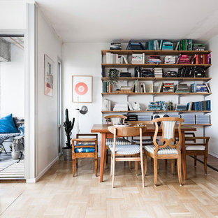 Inspiration för en liten minimalistisk matplats, med vita väggar, ljust trägolv och beiget golv