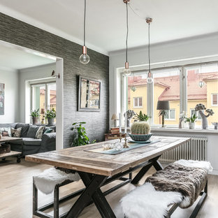 Bild på en mellanstor eklektisk separat matplats, med grå väggar och ljust trägolv
