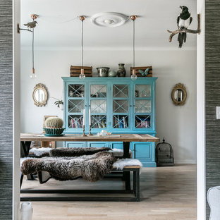 Inspiration för en mellanstor eklektisk separat matplats, med ljust trägolv, beiget golv och grå väggar