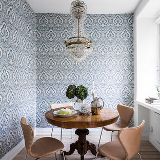 Bild på en liten vintage separat matplats, med blå väggar, ljust trägolv och beiget golv