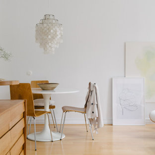 Inspiration för en mellanstor nordisk matplats med öppen planlösning, med vita väggar, ljust trägolv och beiget golv