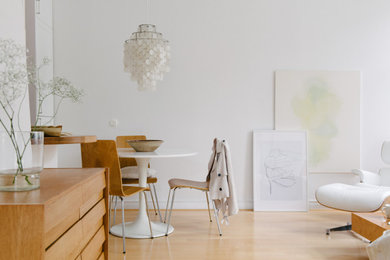 Inspiration för en mellanstor nordisk matplats med öppen planlösning, med vita väggar, ljust trägolv och beiget golv