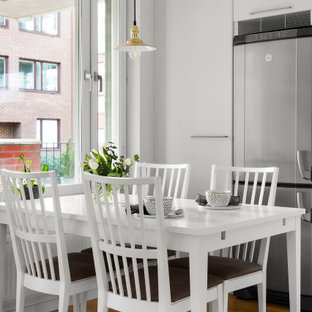 Idéer för ett mellanstort minimalistiskt kök med matplats, med vita väggar och brunt golv