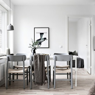 Inspiration för en minimalistisk matplats med öppen planlösning, med vita väggar, ljust trägolv och beiget golv