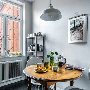 Idéer för att renovera ett litet minimalistiskt kök med matplats, med grå väggar och svart golv