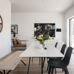 Foto på en mellanstor minimalistisk matplats med öppen planlösning, med vita väggar, beiget golv och ljust trägolv