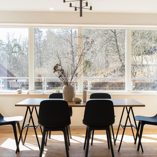 Idéer för att renovera en nordisk separat matplats, med beige väggar, ljust trägolv och beiget golv