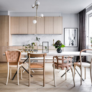 Idéer för minimalistiska matplatser med öppen planlösning, med vita väggar, ljust trägolv och beiget golv