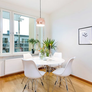 Foto på en mellanstor nordisk separat matplats, med vita väggar, ljust trägolv och beiget golv