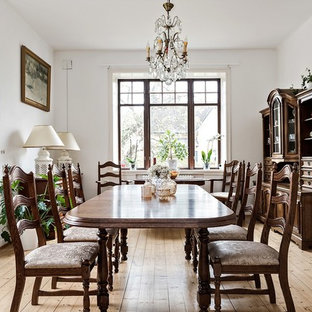 Inspiration för en mellanstor vintage separat matplats, med vita väggar, ljust trägolv och beiget golv