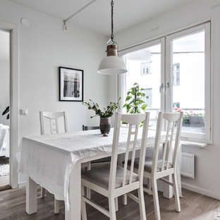 Foto på en minimalistisk matplats, med vita väggar, ljust trägolv och brunt golv