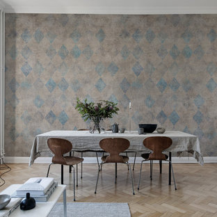 Inspiration för en nordisk matplats med öppen planlösning, med vita väggar, ljust trägolv och beiget golv