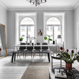 Exempel på en mellanstor minimalistisk matplats, med målat trägolv, vitt golv och grå väggar