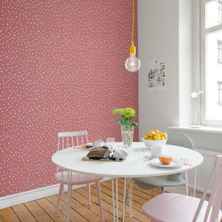 Nordisk inredning av en liten separat matplats, med rosa väggar, ljust trägolv och beiget golv