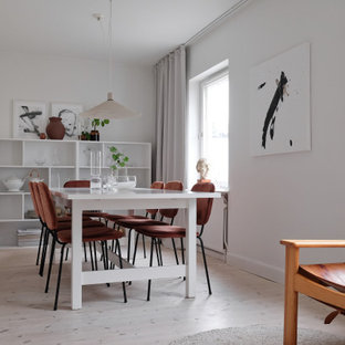 Idéer för att renovera en nordisk matplats, med vita väggar, ljust trägolv och beiget golv