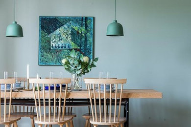 Inspiration för minimalistiska matplatser, med gröna väggar, ljust trägolv och beiget golv