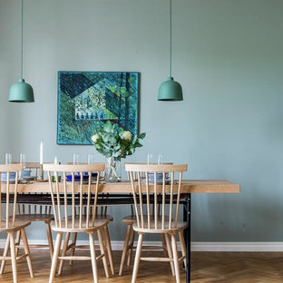Inspiration för minimalistiska matplatser, med gröna väggar, ljust trägolv och beiget golv