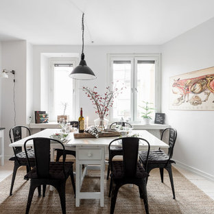 Foto på en mellanstor nordisk separat matplats, med vita väggar, ljust trägolv och vitt golv