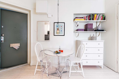 Cette photo montre une petite salle à manger scandinave avec un mur blanc, parquet clair et aucune cheminée.