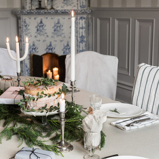 Modelo de comedor nórdico con paredes grises, chimenea de esquina y marco de chimenea de baldosas y/o azulejos