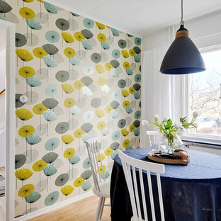 Inredning av en nordisk liten separat matplats, med flerfärgade väggar, ljust trägolv och beiget golv
