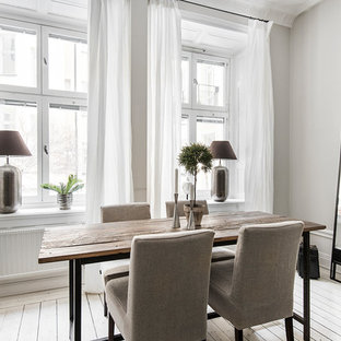 Exempel på en skandinavisk matplats, med grå väggar, målat trägolv och vitt golv