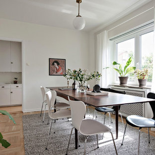 Inspiration för skandinaviska separata matplatser, med vita väggar, ljust trägolv och beiget golv
