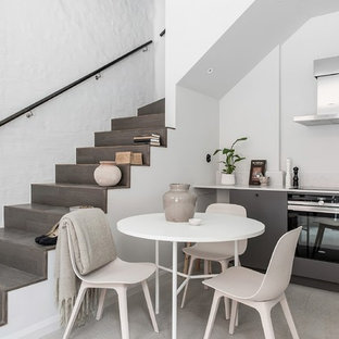 Idéer för små minimalistiska matplatser, med vita väggar, betonggolv och grått golv