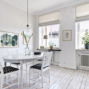 Bild på en nordisk matplats, med vita väggar, målat trägolv och vitt golv