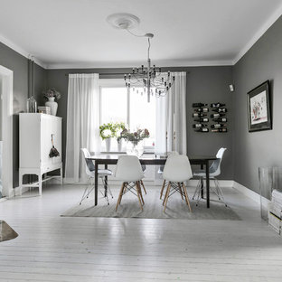 Inspiration för en mellanstor nordisk separat matplats, med grå väggar, målat trägolv, vitt golv och en öppen hörnspis