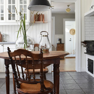 Idéer för lantliga kök med matplatser, med beige väggar och grått golv