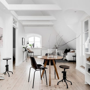 Idéer för att renovera en mellanstor nordisk matplats med öppen planlösning, med vita väggar, ljust trägolv och beiget golv