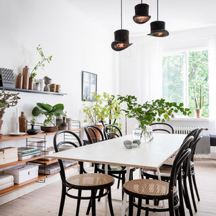 Inspiration för minimalistiska matplatser, med vita väggar, ljust trägolv och beiget golv