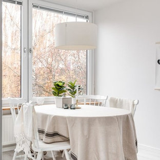 Idéer för att renovera en minimalistisk matplats, med vita väggar, ljust trägolv och vitt golv