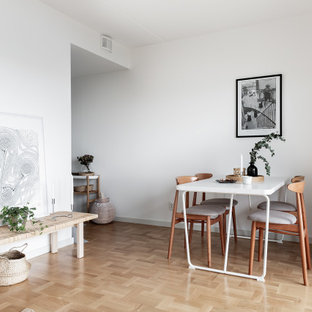 Skandinavisk inredning av ett mellanstort kök med matplats, med vita väggar, ljust trägolv och beiget golv