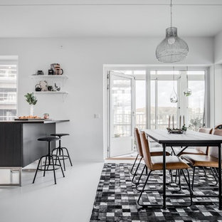 Inspiration för en funkis matplats, med vita väggar och vitt golv