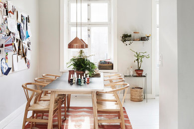 Foto på en mellanstor nordisk separat matplats, med vita väggar, målat trägolv och vitt golv