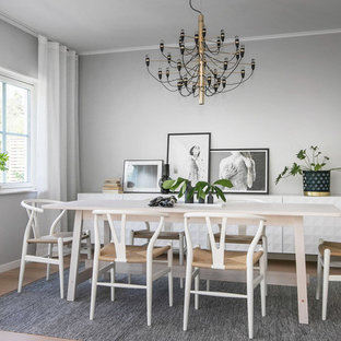 Inspiration för nordiska matplatser, med grå väggar, mellanmörkt trägolv och brunt golv