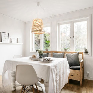 Foto på ett skandinaviskt kök med matplats, med mellanmörkt trägolv, brunt golv och vita väggar