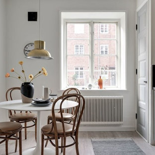 Exempel på ett minimalistiskt kök med matplats, med vita väggar, ljust trägolv och grått golv
