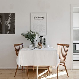 Inspiration för små nordiska matplatser, med vita väggar, mellanmörkt trägolv och beiget golv